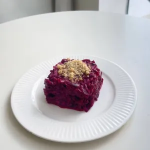 Свёкла с чесноком и орехами