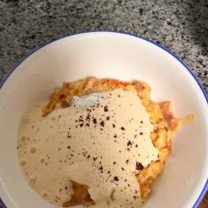 Овсяная каша с беконом, пармезаном, яйцом пашот и муссом бекон