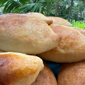 Пирожок с луком и яйцом