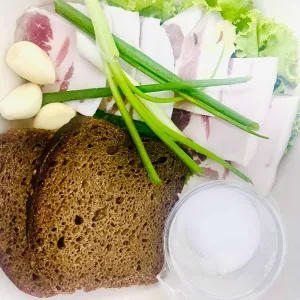 Сало с бородинским хлебом, чесноком и зелёным луком